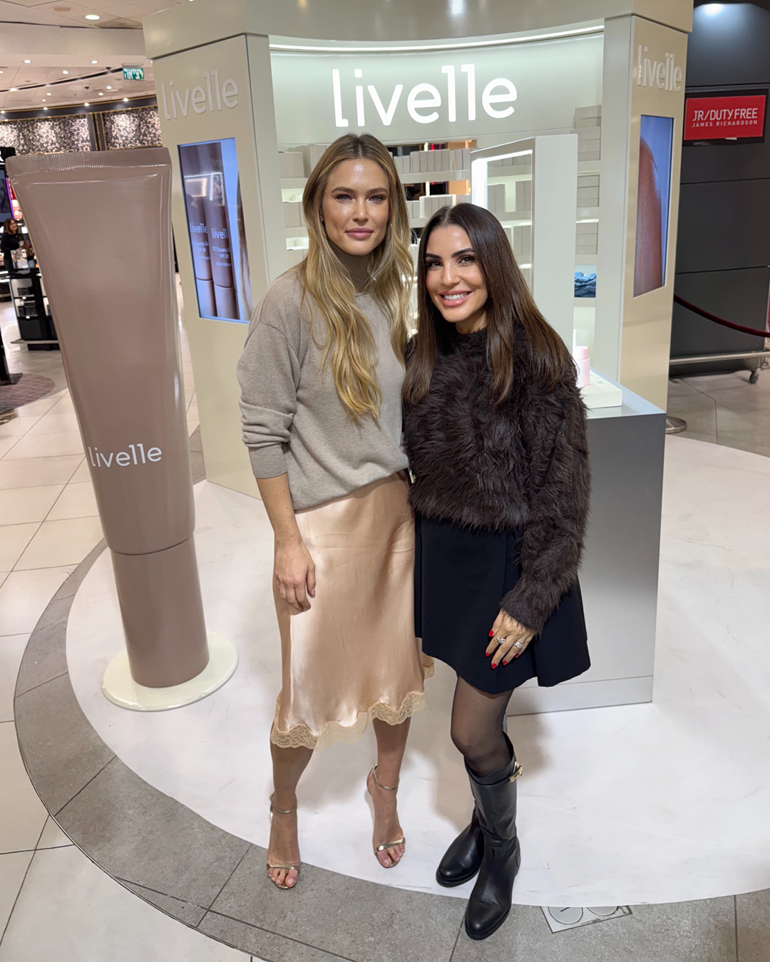 سوزان مزاوي تفتتح العام وتشارك الجمهور بكل ما هو جديد في “ديوتي فري” جيمس ريتشاردسون. يشهد هذا الشهر إطلاقات لافتة في عالمي العطور والعناية بالبشرة، تجمع بين الفخامة والدقّة والتجربة الدولية، حتى قبل الصعود إلى الطائرة.